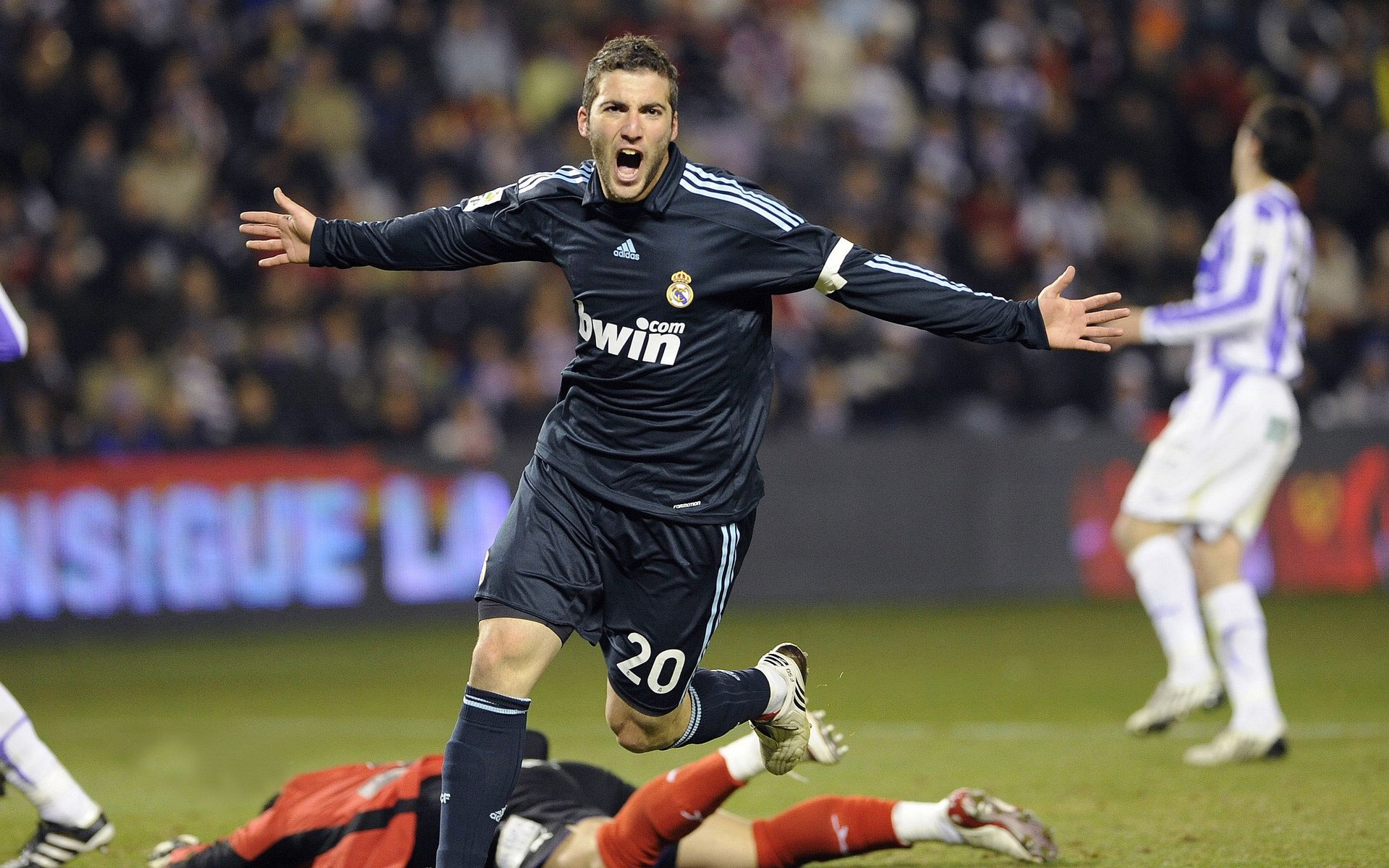 凯恩5700万解约金明年生效,或将加盟巴萨替代莱万,凯恩转会消息